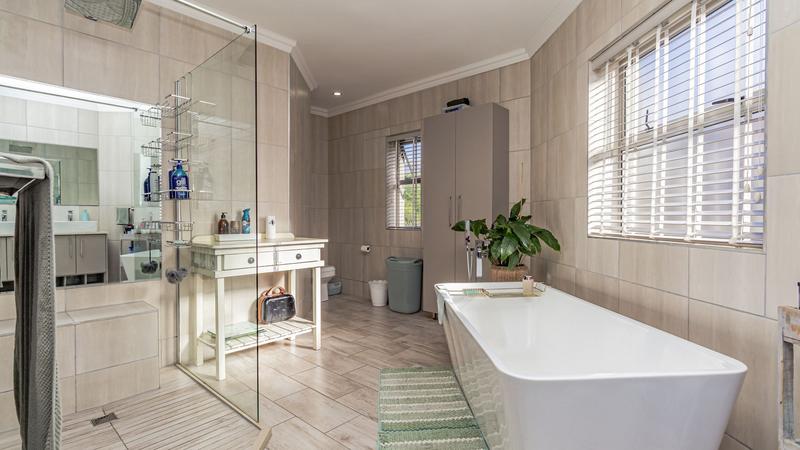 6 Bedroom Property for Sale in Outeniqua Strand Western Cape